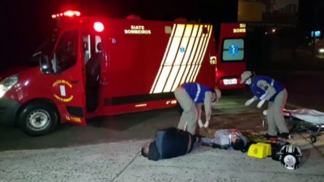 Carro e moto se envolvem em grave colisão e motociclistas são arremessados a alguns metros de acidente