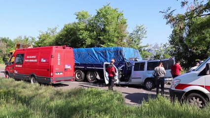 Hafif ticari araç tıra çarptı: 3 yaralı - BOLU