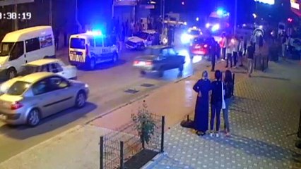 Download Video: Adana'da 1 kişinin öldüğü, 6 kişinin yaralandığı trafik kazası güvenlik kamerasında