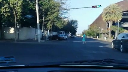 Hombre deambula por las calles en bata de hospital y descalzo en Culiacán