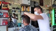 Sivaslı 'Berber Şemo' müşterilerine önce müzik resitali sunup sonra tıraş ediyor