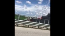 Report TV - Makina merr flakë gjatë ecjes në autostradën Fier-Vlorë, vendi pushtohet nga tymi i zi