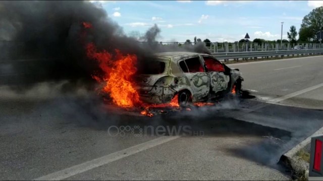Fier: I merr flakë makina në ecje e sipër, 51 vjeçarja humb kontrollin përplaset me trafikndarësen