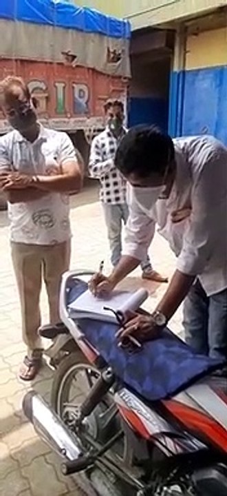 पीके अचार कम्पनी पर लगा 30 हजार का जुर्माना, सोशल डिस्टेंसिंग और मास्क भूले
