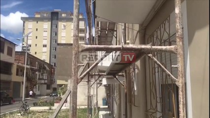 Report TV - Fier/ Bie nga kati i dytë i pallatit teksa lyente, ndodhet në gjendje të rëndë