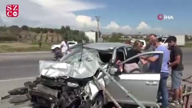 Demir profiller araca saplandı, yoldan tesadüfen geçen doktor aile hayata bağladı