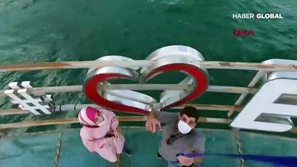 Drone ile gelen yüzüğü almaya çalışan gencin çabası gülümsetti