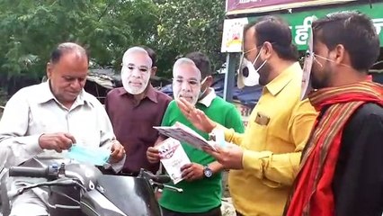 भाजपा नेता अभिषेक ने प्रधानमंत्री नरेंद्र मोदी का मुखौटा लगाकर बांटे पत्रक
