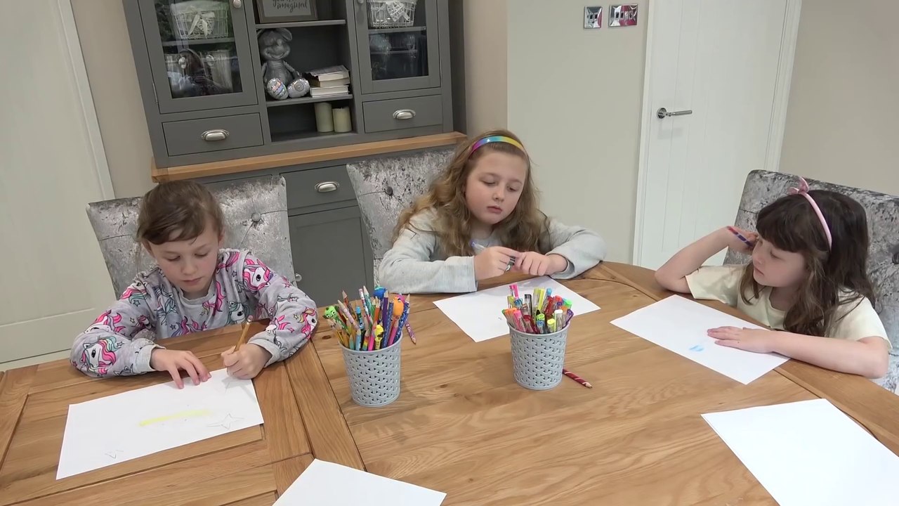 Sophia, Isabella e Alice Brincando de Princesas da Disney - Tinkerbell Princesa Mágica, Rapunzel Cabelos Mágicos