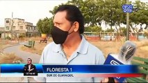 Moradores deben circular por un parque en mal estado y sin iluminación al sur de Guayaquil