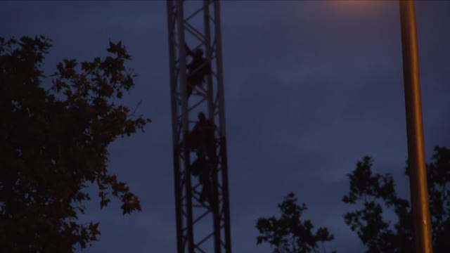 Greenpeace despliega una enorme pancarta como denuncia a las ayudas del Gobierno a la automoción