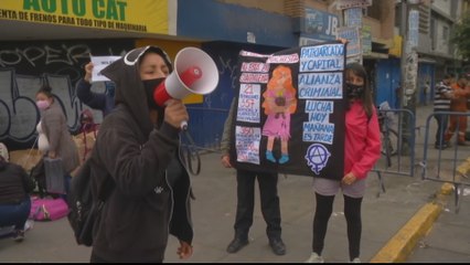 Peruvians strive to make a living amid lockdown
