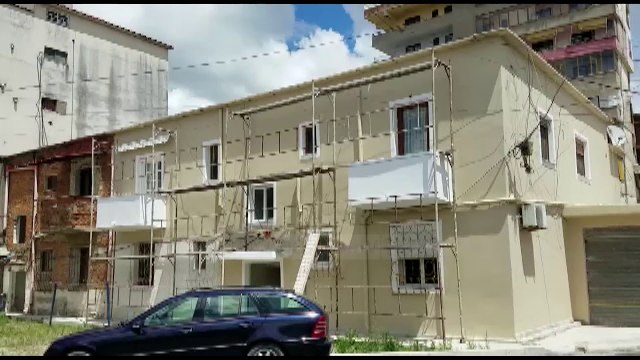 Fier/ Bie nga skela e katit të dytë, ndërron jetë në spital punëtori