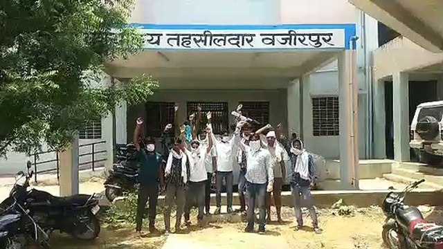 पांचना बांध से नहरों में खोले पानी, सीएम के नाम तहसीलदार को सौंपा ज्ञापन