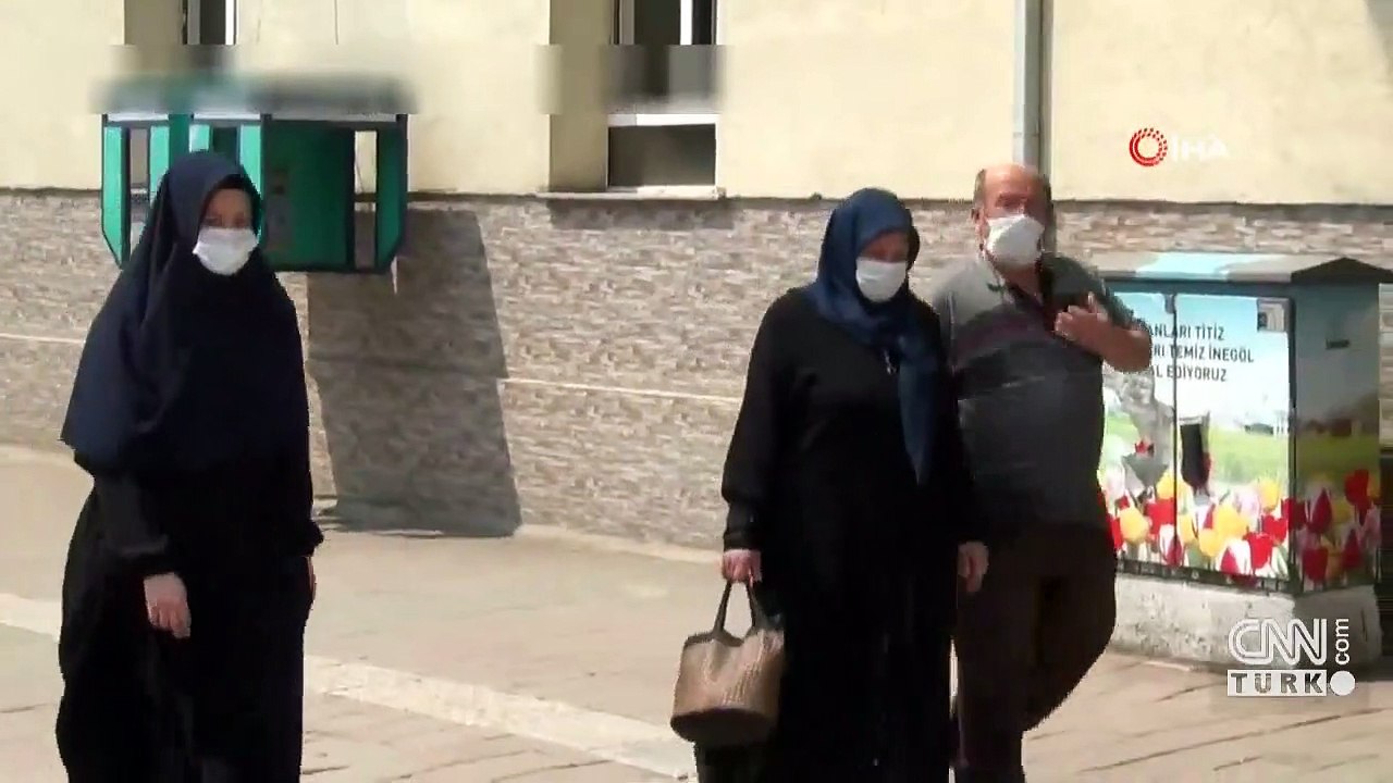 Tek tek uyaran polis memuru fenomen oldu | Video