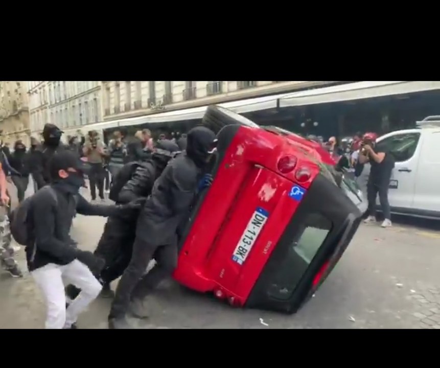 Des "antifas" renversent et vandalisent la voit...