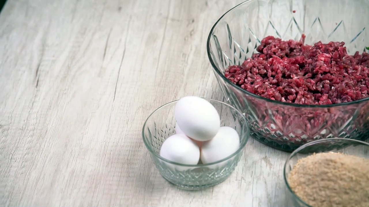 How to: Chef Avraham Kerendian - Preparing ingredients to make healthy and delicious meatballs