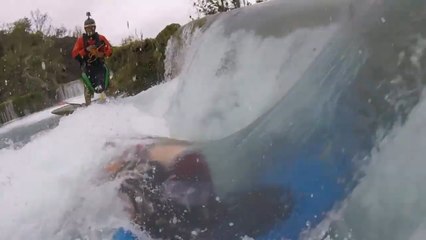 Un kayakiste reste bloqué dans une cascade