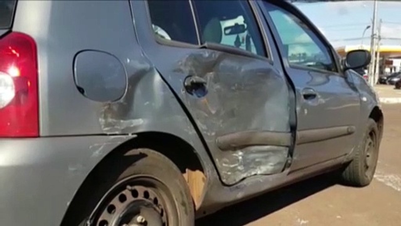 Homem fica ferido em acidente entre carros na Avenida Brasil