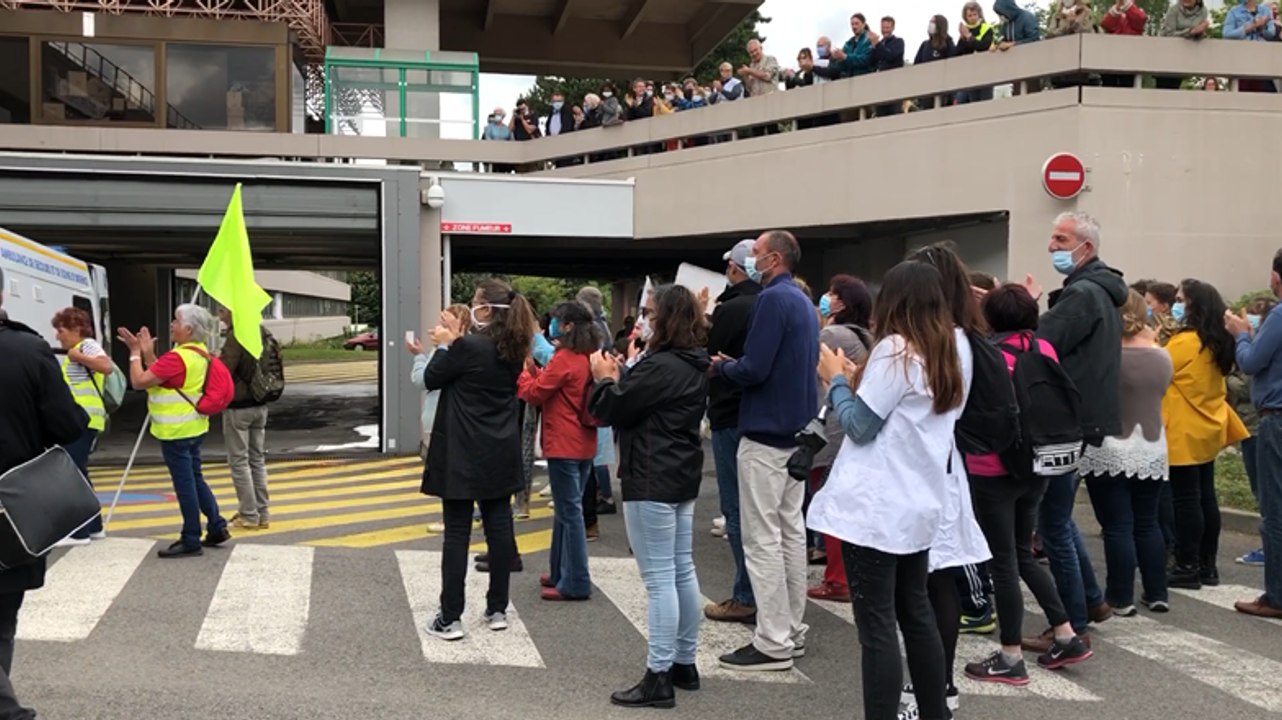 Chaîne humaine en soutien à l’hôpital public à La Roche-sur-Yon