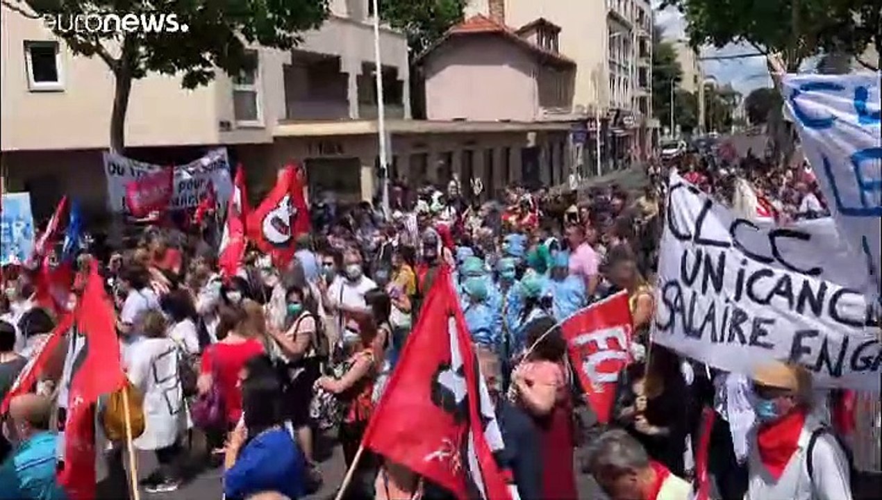 Héros de la crise, les personnels soignants ont manifesté en France pour réclamer plus de moyens
