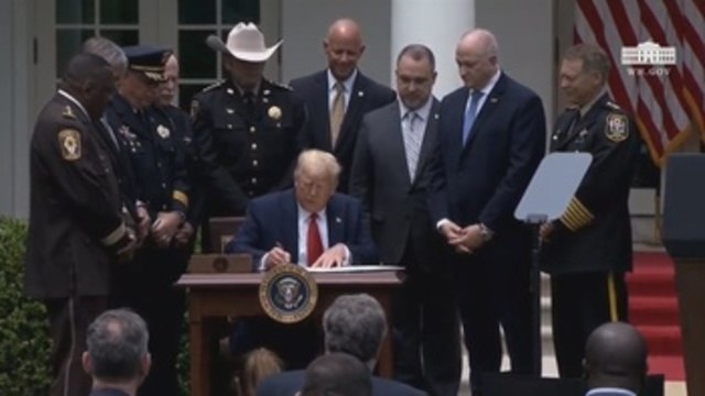Trump firma un decreto para incentivar buenas prácticas de la Policía