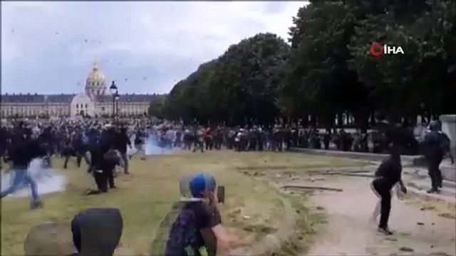 Paris'teki protestolarda tansiyon yükseldi, maskeli grup polisle çatıştı