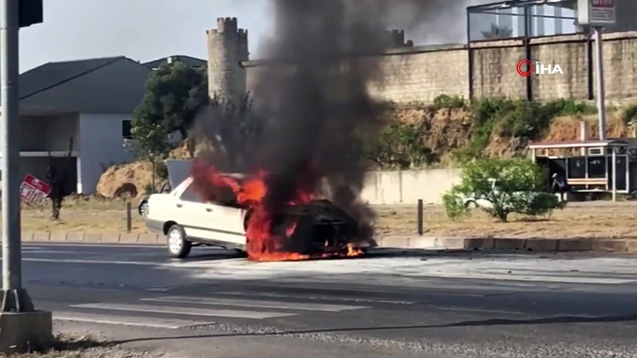 Işıkta bekleyen otomobil alev alev böyle yandı