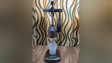 Hand press juicer. एक ऐसा जूसर जिसमें अनार मौसमी और पाइनएप्पल को बिना छिले जूस बनाएं और बिजली की भी कोई आवश्यकता नहीं।