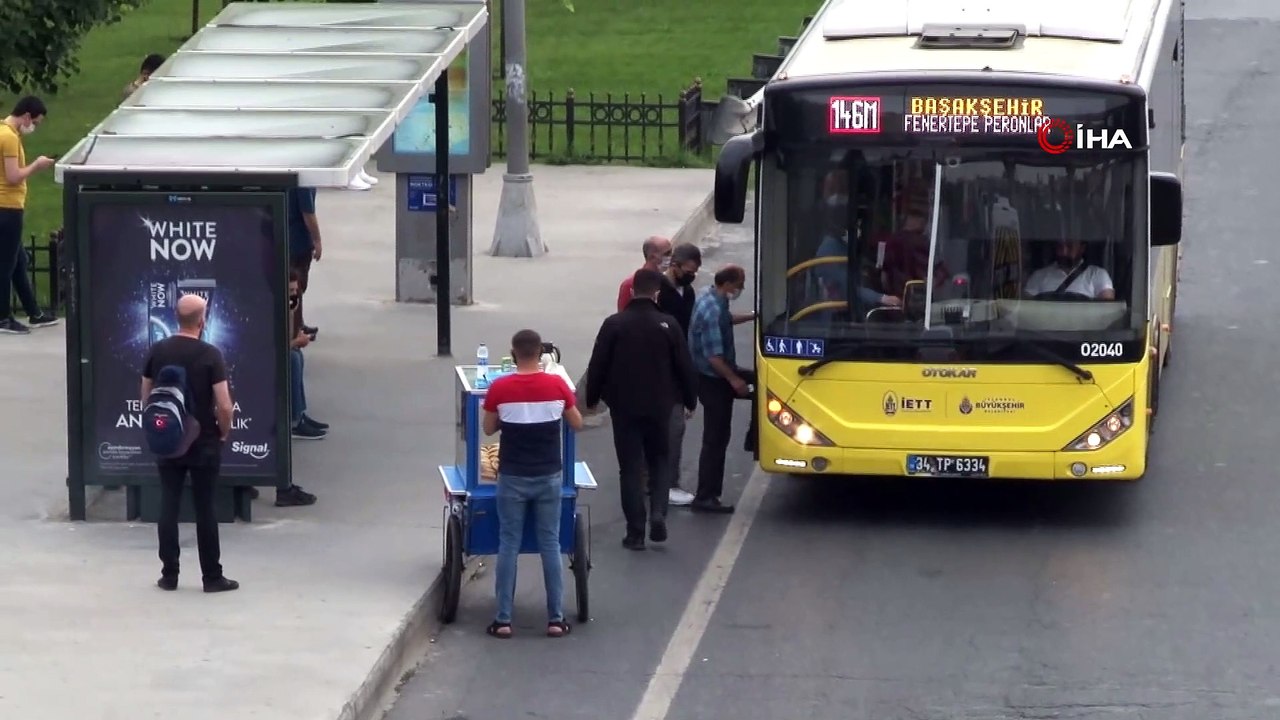 Sabah saatlerinde E-5 Karayolu ile metrobüs duraklarında araç ve vatandaş yoğunluğu yaşanıyor