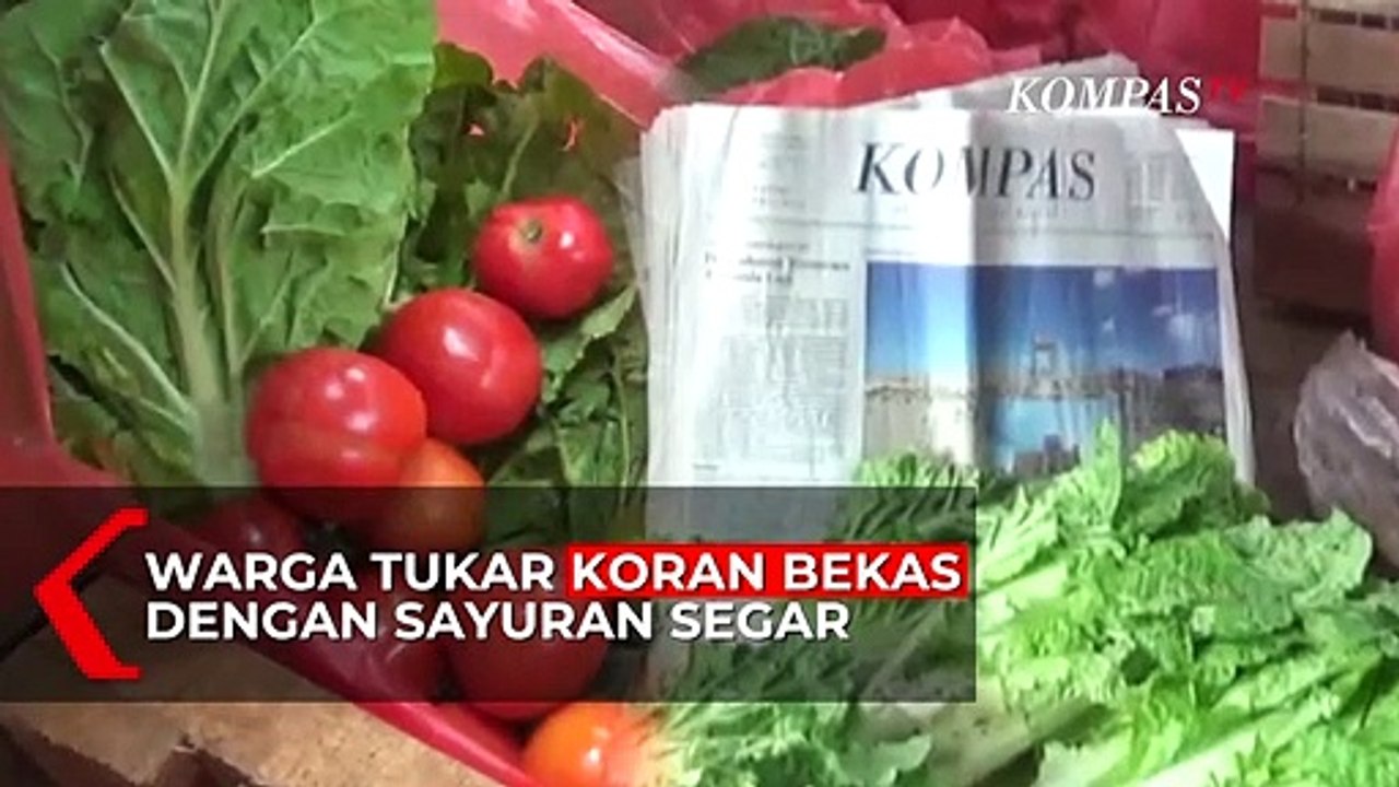 Warga Gowa Menukar Koran Bekas Dengan Sayuran Segar