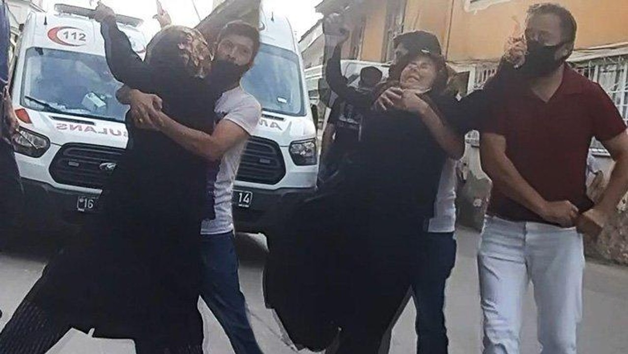 Husumetli akrabaların silahlı kavgasında yoldan geçen kişi vurularak öldü