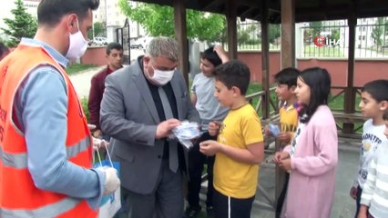 Çocuklar bu maskeleri takmak için sıraya giriyor