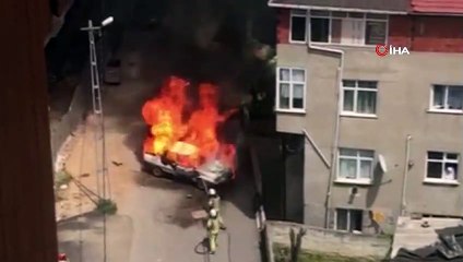 Pendik'te seyir halindeki araç alev alev yandı
