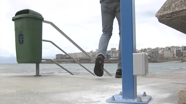 Unos arcos conectados a un semáforo controlarán el aforo en la playa en La Coruña para evitar aglomeraciones