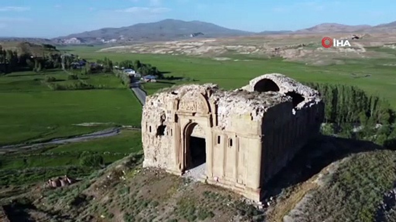 Bin 700 yıllık kilise, doğa fotoğrafçıları tarafından gece ve gündüz çekimleriyle fotoğraflandı