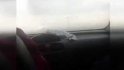 Seyir halindeki otomobile yıldırım düştü