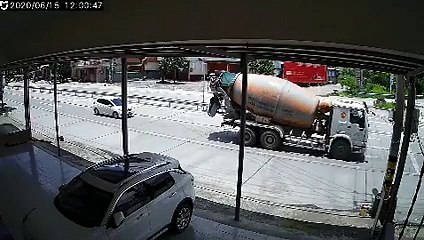 Video herunterladen: Une voiture réduite à néant après avoir été percutée par un camion