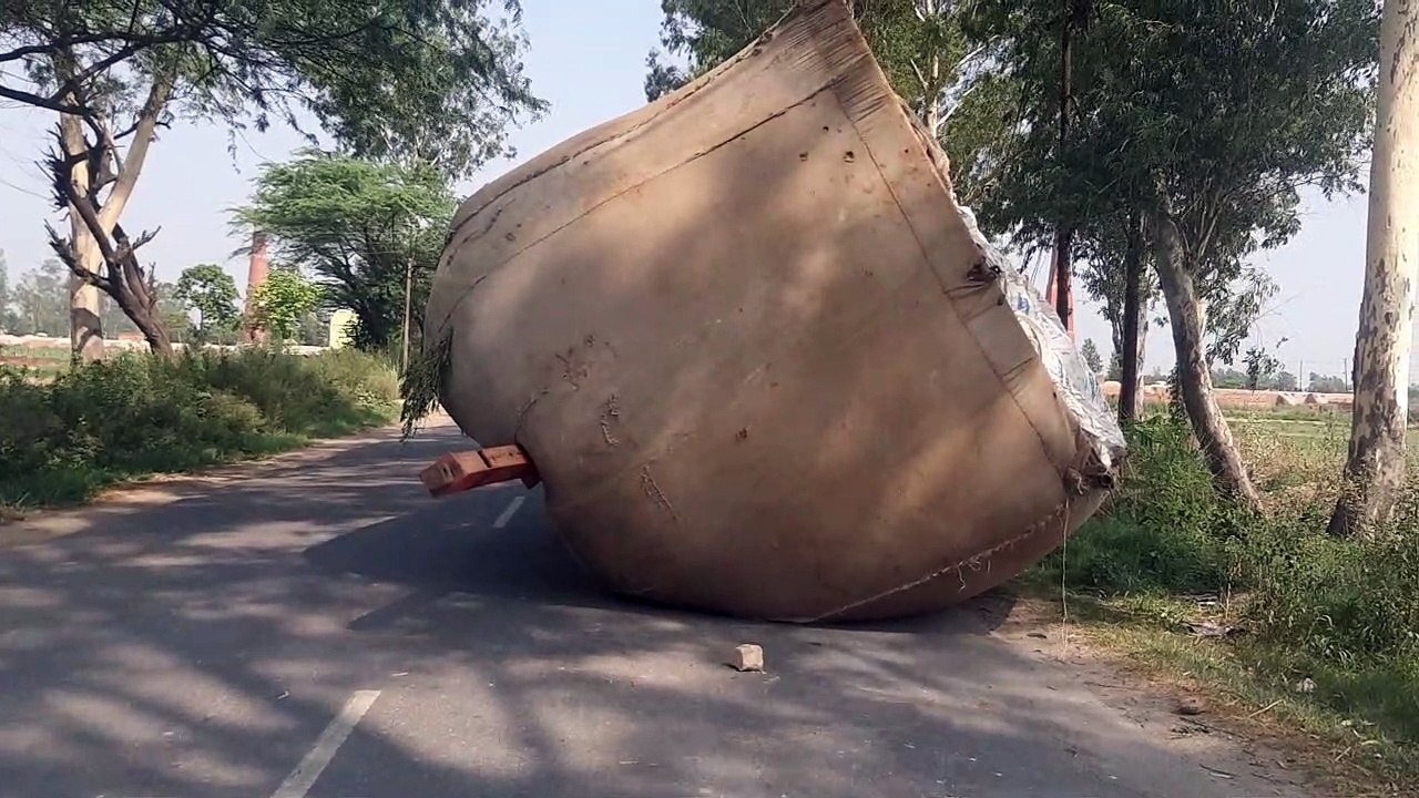 शामली- भूसे सें भरी ट्रैक्टर-ट्राली पलटी, चालक...