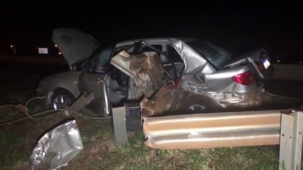 Corolla fica destruído ao bater em barra de proteção próximo ao viaduto da Avenida Piquiri, na PRc-467
