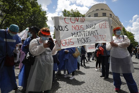 Tenaga Medis Prancis Tuntut Kenaikan Upah Imbas Krisis Covid-19