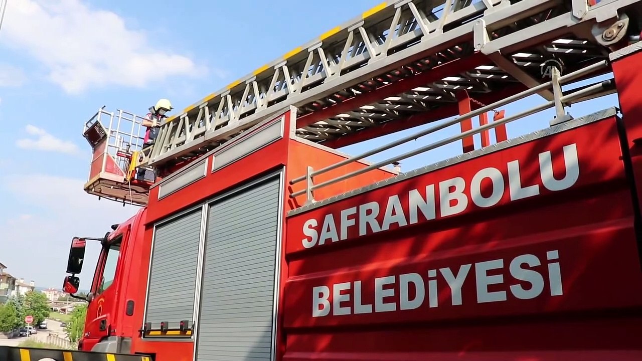 Balkondaki ağa takılan güvercini itfaiye kurtardı - KARABÜK