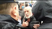 Report TV - Tensionet me Policinë/ Shoqërohen në komisariat 4 protestues të Shoqatës së Transportit