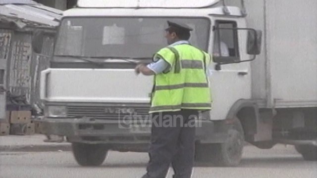 Semaforet jeteshkurter e rrugeve te Tiranes (12 Qershor 2000)