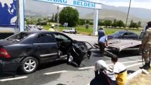 Üzümlü'de iki otomobil çarpıştı: 10 yaralı (2) - ERZİNCAN