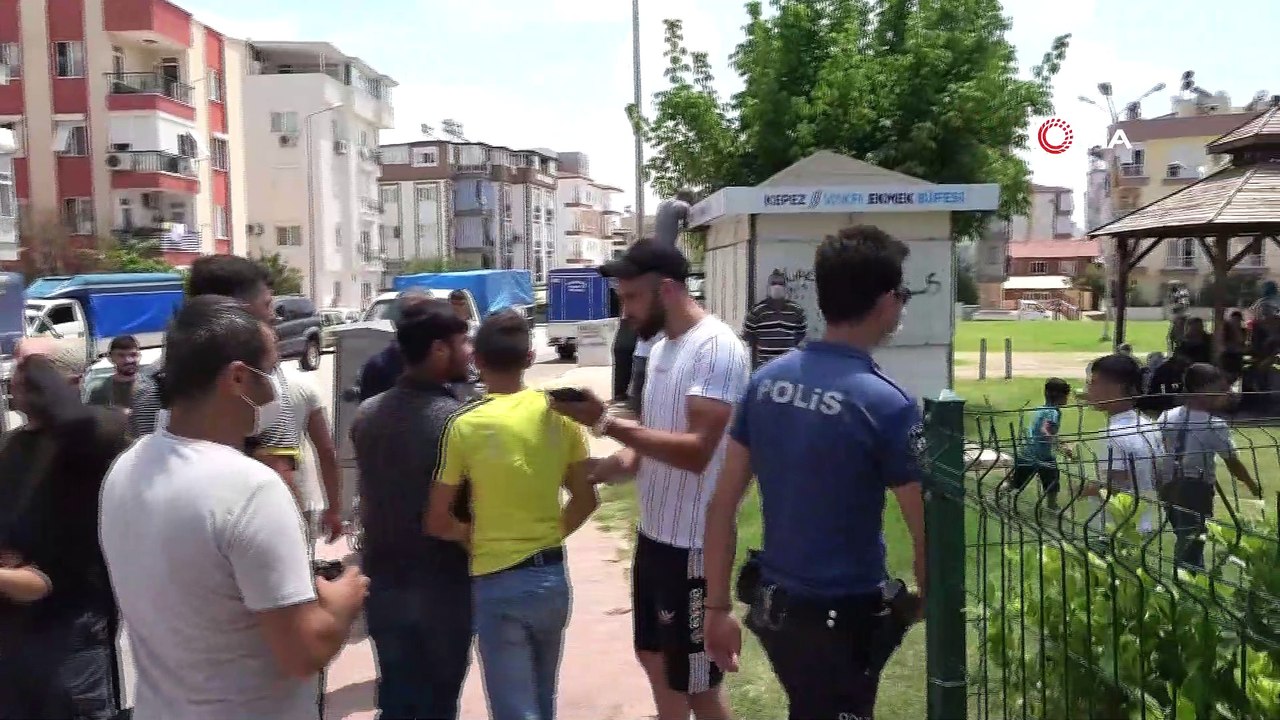 Polis hem çatıdaki vatandaşla hem sosyal mesafeyi hiçe sayan kalabalıkla uğraştı