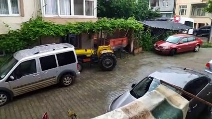 Kocaeli’de etkili olan dolu yağışı araçların üzerine halı serdirdi