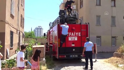 Evin balkonunda mahsur kalan ördek ve yavruları kurtarıldı - MERSİN
