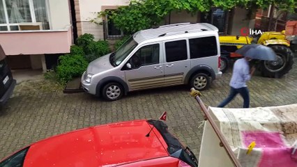 Dolu yağışı araçların üzerine halı serdirdi