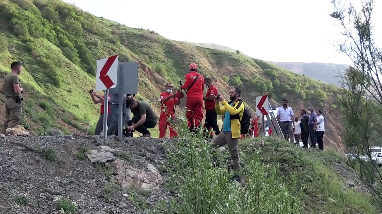 Bingöl-Yedisu kara yolu artçı depremler nedeniyle ulaşıma kapandı